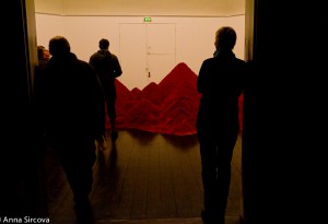 people looking at the Australian red sand at the 15m3 installation at Den Frie